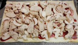 Пицца из слоеного теста, с курицей и грибами: Предпоследним слоем идет крупно нарезанное куриное филе.