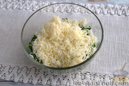 Рулет из слоеного теста, с черемшой: Добавляем измельченный твердый сыр и щепотку соли.
