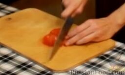 Салат "Италия": Нарезаем кубиками свежие помидоры и отправляем их к макаронам.