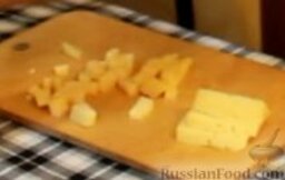 Салат "Италия": Примерно такими же кубиками нарезаем сыр и также отправляем их в миску.  Все ингредиенты перемешиваем.