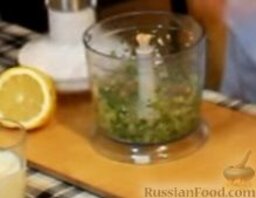 Салат "Италия": Приготовим соус для салата. Для этого в блендере измельчаем чеснок и базилик.