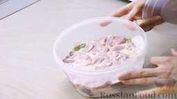 Картошка с экзотическими нотками: Миску с мясом накрываем крышкой либо пищевой пленкой. Ставим в холодильник на 40 минут.