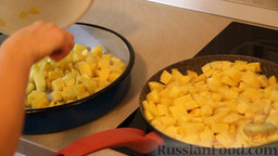 Картошка с экзотическими нотками: Тем временем очищаем картофель и нарезаем его кубиками. Половину порезанного картофеля поджариваем в сковороде на растительном масле 3-4 минуты на большом огне. При этом картофель нужно подсолить и поперчить. Оставшуюся половину картофеля сразу выкладываем в форму для запекания.