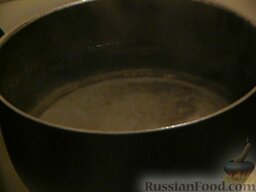 Суп с килькой в томатном соусе: Рис залить необходимым количеством воды, поставить на огонь и довести до кипения. Варить 15 минут.