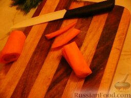 Суп с килькой в томатном соусе: Пока варится картофель, займёмся обжаркой. Морковь нарезать мелко или натереть на тёрке.