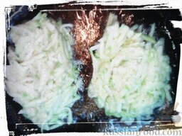 Постные овощные оладьи: Выкладываем овощную массу на разогретую сковороду с подсолнечным маслом. Обжариваем оладьи с двух сторон до румяности.