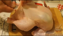 Курица, запеченная с яблоками и апельсинами: При помощи ложки отделяем кожу у грудки, затем натираем курицу со всех сторон крупной солью.