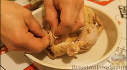 Курица, запеченная с яблоками и апельсинами: Зашиваем курицу зубочистками, их легче убирать.