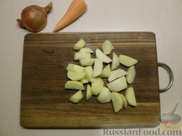 Суп с пельменями: Вымыть картофель, очистить от кожуры и нарезать брусочками.