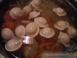 Суп с пельменями: Когда картофель будет наполовину готов, добавить в кипящую воду с овощами поочередно пельмени. Варить суп до готовности пельменей, приблизительно 10 минут. Для аромата можно добавить лавровый лист.