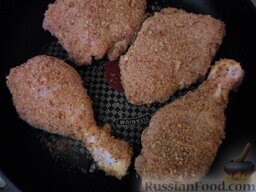Куриные окорочка в панировке: Налить подсолнечное масло в сковороду, выложить курицу. Жарить до готовности, около 25-30 минут.