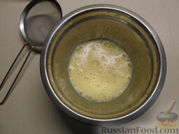 Запеканка с морковью (в мультиварке): Взбить яйца и масло с щепоткой соли.