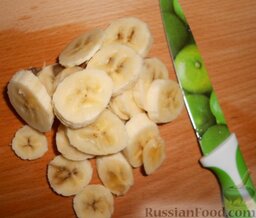 Фруктовый смузи с овсянкой: Очистить бананы от кожуры и нарезать произвольным образом. Смузи с бананами получаются очень сытными, поэтому я очень часто добавляю в смузи именно этот экзотический фрукт.