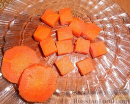 Винегрет "Кубик Рубика": Вареную морковь почистить и нарезать кубиками со стороной примерно 1,2 см. Затем посолить и смазать растительным маслом.  Для одной порции понадобится по 9 кубиков каждого ингредиента.