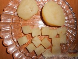 Винегрет "Кубик Рубика": Отварной картофель почистить и нарезать такими же ровными кубиками, как и морковь. Посолить и смазать растительным маслом.