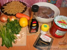 Макароны с мясом и черемшой: Подготовить ингредиенты для приготовления макарон с мясом и черемшой.