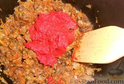 Макароны с мясом и черемшой: Затем добавить томатную пасту. Влить 1 стакан воды и тушить мясо под крышкой на среднем огне примерно 20-25 минут. За это время вся жидкость должна выпариться.