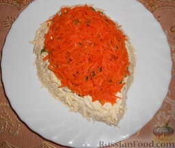 Слоеный салат "Ёжик" с сухариками: Морковь почистить и натереть на крупной терке. Выложить поверх шпината и смазать майонезом.