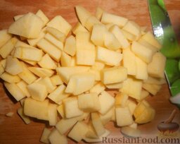Фруктовый смузи с имбирем: Очистить яблоко от кожуры и удалить сердцевину. Нарезать произвольным образом.