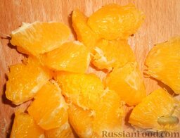 Фруктовый смузи с имбирем: Очистить апельсин от кожуры и плёнок.