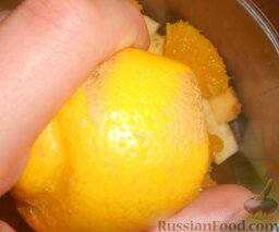 Фруктовый смузи с имбирем: Добавить в чашу блендера апельсин и туда же выдавить примерно 1 ст. ложку лимонного сока.