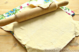 Самса с плавленым сыром: Тесто раскатываем в тонкий пласт на присыпанной мукой поверхности.