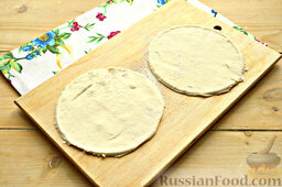 Самса с плавленым сыром: Используя блюдце (или другую удобную плоскую тарелку маленького размера) вырезаем круги-основания для самсы. Из 500 г должно получиться 10 штук (используя остатки теста).