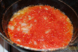 Рагу с морепродуктами: Потом натёр в казан (а я готовил в нём) несколько больших помидоров, стал тушить на небольшом огне. Натёр - это значит измельчил через тёрку, выкинув кожуру.