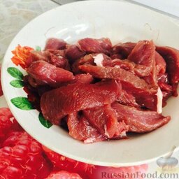 Азу по-татарски (в мультиварке): Нарезать мясо продольными кусочками.