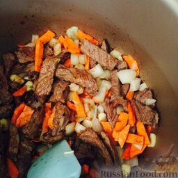 Азу по-татарски (в мультиварке): Далее добавить нарезанные морковь, лук и чеснок, обжаривать оставшееся время, тоже помешивая.