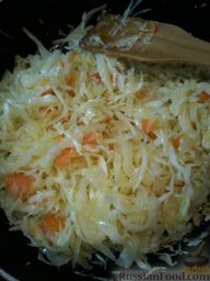 Тушеная капуста с рисом (лаханоризо): Лук, морковь очищаем и нарезаем крупно.  Обжариваем на подсолнечном масле.  Далее добавляем нашинкованную капусту. Слегка поджариваем ее.