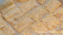 Чипсы из лаваша: Сверху потереть сыр тонким слоем на самой мелкой терке.