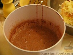 Шоколадный пирог с какао, яблоками и ванильным кремом: Добавить какао и перемешать.