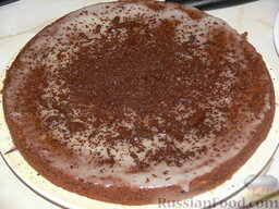 Шоколадный пирог с какао, яблоками и ванильным кремом: Украсить шоколадом по вкусу. Дать пирогу немного постоять, чтобы крем пропитался.