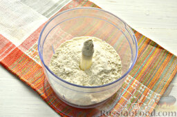 Песочное печенье с вареньем и арахисом: Как приготовить песочное печенье с вареньем и арахисом:    Для замешивания песочного теста лучше использовать блендер, в который установить насадку металлический нож. Начинаем с муки. Просеиваем ингредиент в чашку блендера.