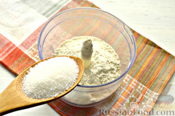Песочное печенье с вареньем и арахисом: К муке добавляем сахарный песок.