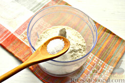 Песочное печенье с вареньем и арахисом: Не забываем ввести щепотку соли и разрыхлитель.