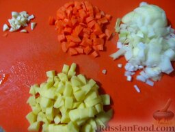 Минестроне с нутом и макаронами: Как приготовить суп минестроне с нутом и макаронами:    Лук, морковь, картофель и чеснок мелко порубите.