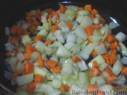 Минестроне с нутом и макаронами: В глубокой чугунной сковороде или казанке обжарьте морковь, перчик, лук и чеснок на растительном масле до прозрачности лука.