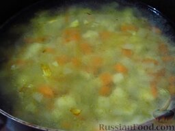 Минестроне с нутом и макаронами: Залейте овощи бульоном, доведите до кипения. Варите овощи около 10 минут.