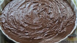 Постный шоколадный пирог: Форму для выпечки смазать маслом. Вылить в неё тесто.