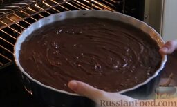 Постный шоколадный пирог: Выпекать постный шоколадный пирог в духовке при температуре 200-250 градусов (готовность определить деревянной шпажкой - она должна быть сухой).