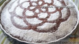Постный шоколадный пирог: Украсить постный шоколадный пирог сахарной пудрой.