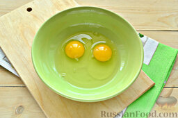 Баурсаки в сахарной глазури: В миску разбиваем два куриных яйца.