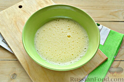 Баурсаки в сахарной глазури: Используя миксер, взбейте яйца так, чтобы образовалась пена.
