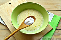 Баурсаки в сахарной глазури: Подсыпаем в яичную смесь соду и соль.