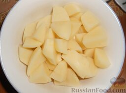Овощной суп с грибами и черемшой: Картофель почистить, помыть и нарезать осьмушками. Когда вода закипит, высыпать картофель в кастрюлю.
