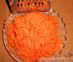 Овощной суп с грибами и черемшой: Морковь почистить, помыть и натереть на крупной тёрке.