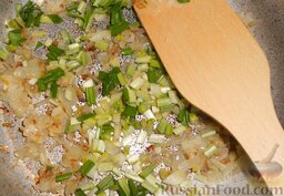 Овощной суп с грибами и черемшой: Затем добавить в сковороду нарезанную черемшу. Жарить ещё 2 минуты.