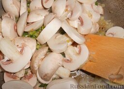 Овощной суп с грибами и черемшой: Шампиньоны добавить к луку и жарить в течение 5 минут.